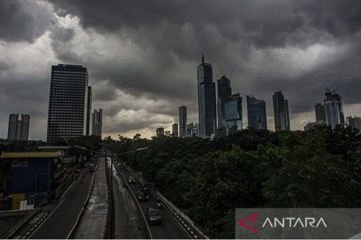 Arsip Foto - Mendung pertanda hujan menutupi langit di atas area Kuningan, Jakarta Selatan, Jumat (28/1/2022). (ANTARA FOTO/Aprillio Akbar/wsj/pri)
