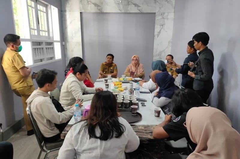 Kepala Dinkes Sulsel Rosmini (tengah) sedang memberikan keterangan terkait ancaman penyakit gagal ginjal dan Omicron XBB di Makassar, Kamis (3/11/2022). FOTO ANTARA/ HO-Dinkes Sulsel