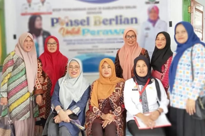Dinas Pemberdayaan Perempuan, Perlindungan Anak, Pengendalian Penduduk, dan Keluarga Berencana Kabupaten Sinjai, Provinsi Sulawesi Selatan, menyediakan layanan Ponsel Berlian untuk Perawan guna mencegah perkawinan pada usia anak. (ANTARA/HO Pemkab Sinjai)