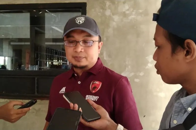 Direktur Utama PT PSM Makassar Sadikin Aksa memberikan keterangan kepada media di Makassar.ANTARA/HO