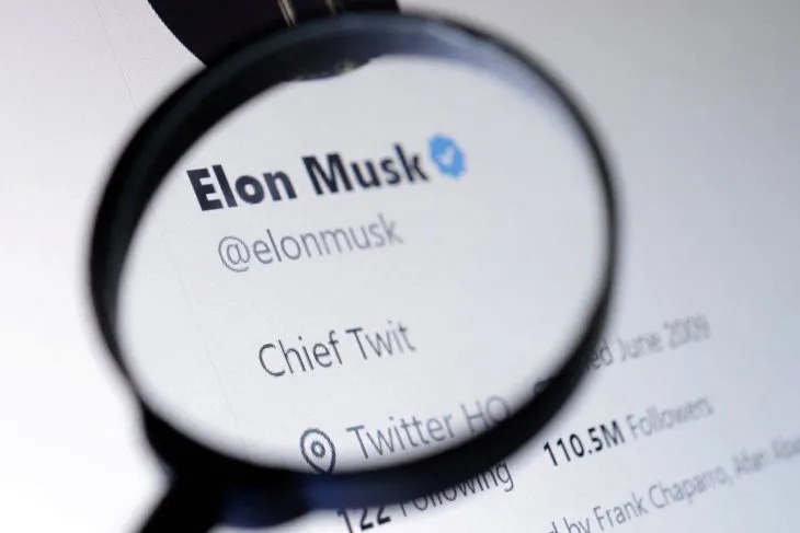 Akun Twitter Elon Musk yang telah terverifikasi dengan centang biru. (REUTERS/Dado Ruvic/Illustration/File Photo)