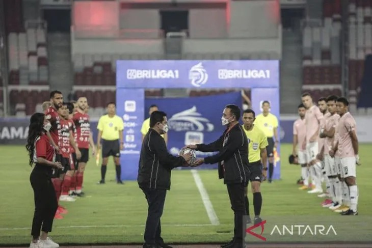 Dokumentasi - Menteri BUMN Erick Thohir (kiri) menyerahkan bola kepada Ketua Umum PSSI Mochamad Iriawan (kanan) saat membuka Kompetisi BRI Liga 1 2021-2022 di Stadion Utama Gelora Bung Karno, Jakarta. ANTARA FOTO/Dhemas Reviyanto