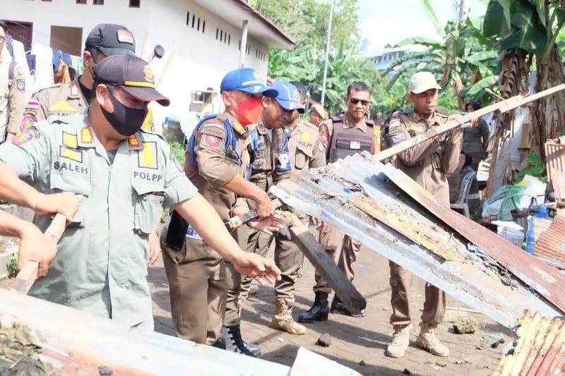Satpol PP Provinsi Sulawesi Selatan menertibkan aset Pemprov di Makassar.ANTARA/ HO-Humas Pemprov Sulsel