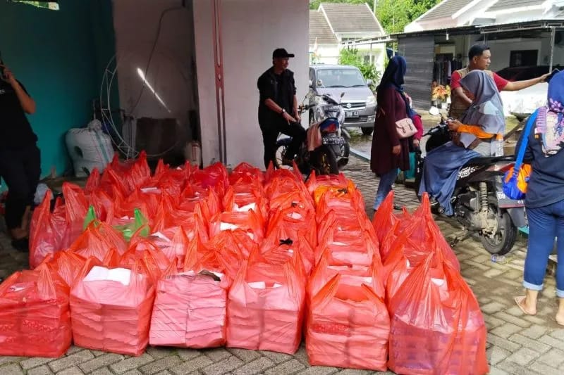 Bantuan makanan siap santap yang disiapkan Dinas Sosial Makassar untuk korban banjir di Makassar, Sabtu (9/11/2022). ANTARA/HO/Pemkot Makassar