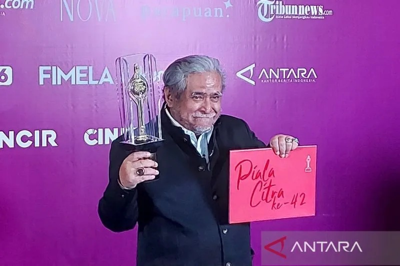 Aktor Slamet Rahardjo usai meraih Piala Citra Festival Film Indonesia (FFI) sebagai Pemeran Pendukung Pria Terbaik di Jakarta, Selasa (22/11/2022) (ANTARA/Maria Cicilia Galuh)