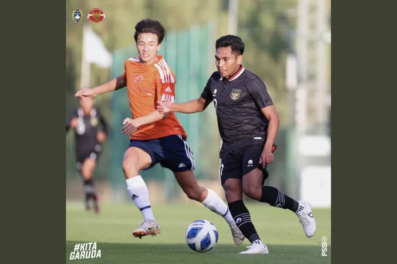 Pemain tim nasional U-20 Indonesia Frengky Missa (kanan) menggiring bola di tengah pengawalan pemain tim U-20 Valerenga Fotball di Spanyol, Selasa (22/11/2022). ANTARA/Twitter/@PSSI.