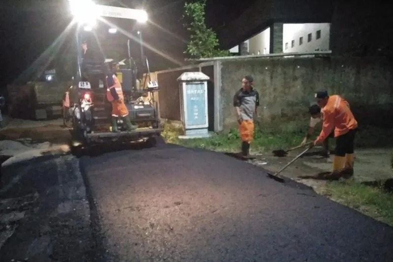 Para pekerja fokus merampungkan pembangunan jalan di Makassar, Sulsel. ANTARA/HO-PU Makassar