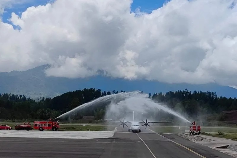 Peresmian penerbangan perdana dari Bandara Buntu Kunik Tana Toraja, Sulsel menuju Balikpapan, Jumat (7/10/2022). ANTARA/HO-Humas Pemprov Sulsel