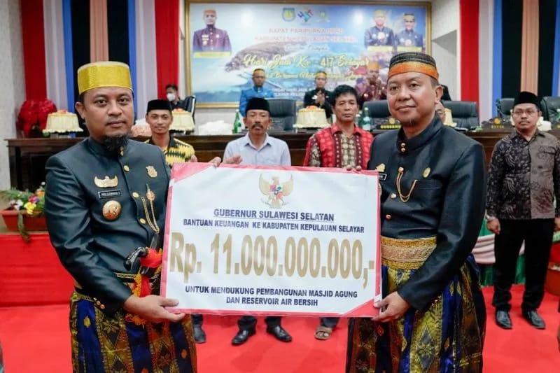 Gubernur Sulawesi Selatan Andi Sudirman Sulaiman (kiri) menyerahkan dana untuk pembangunan di Selayar pada hari jadi perayaan daerah itu yang ke-417 tahun Jumat (25/11/2022). ANTARA/ HO - HumasPemprov Sulsel