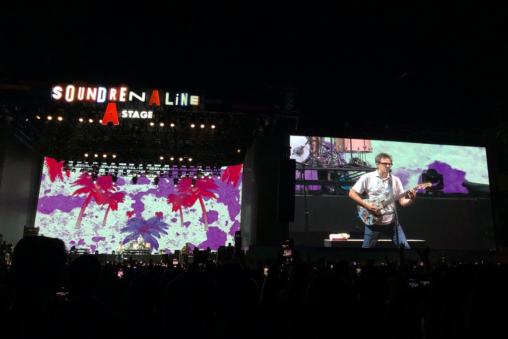 Weezer Lontarkan Guyonan Khas Indonesia dan Bawakan Lagu Chrisye di Soundrenaline 2022