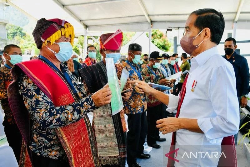 Jokowi Bagikan 1,5 Juta Sertifikat Tanah untuk Rakyat