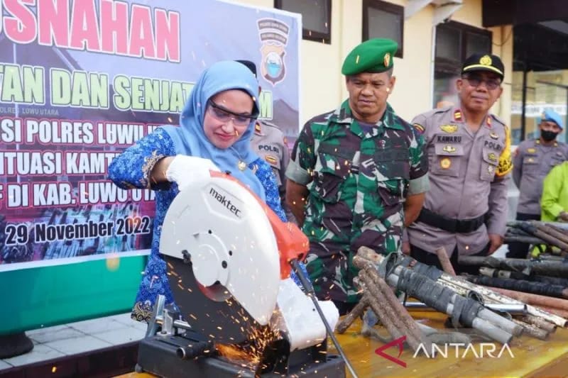 Bupati Luwu Utara Indah Putri Priandini memusnahkan senjata api rakitan dan senjata tajam saat menghadiri pemusnahan bukti oleh Polres Luwu Utara . ANTARA/HO - Pemkab Luwu Utara 