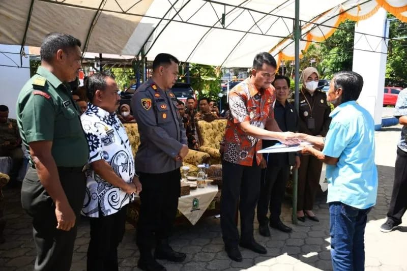 Bupati Sinjai Andi Seto Asapa secara simbolis menyerahkan bantuan langsung tunai kepada nelayan yang terdanoak kenaikan harga bahan bakar mubyak. (ANTARA/HO- Pemkab Sinjai)