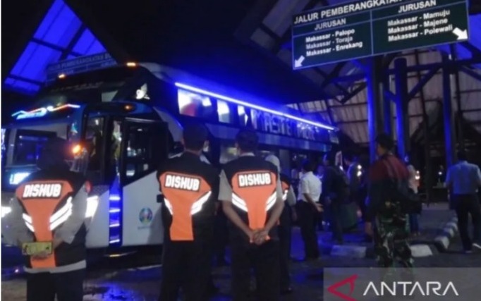 Dokumentasi - Petugas Dinas Perhubungan Kota Makassar, Sulsel bersiap memeriksa kondisi kelayakan  dan kelaikan kendaraan bus yang hendak mengantar penumpang saat  awal arus lebaran Idul Fitri 1443 H, di Terminal Regional Daya, Makassar, Sulawesi Selatan,