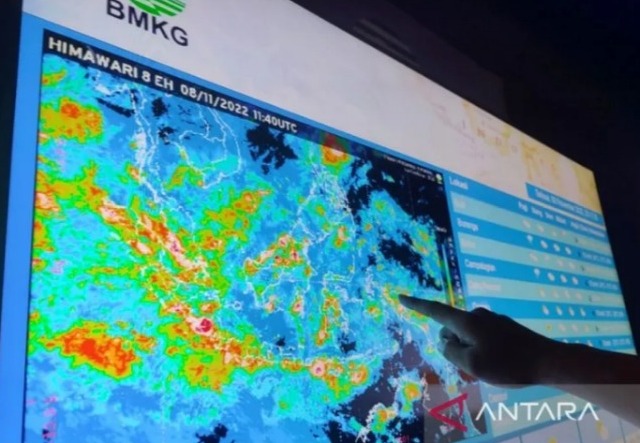 Prakirawan menunjukkan peta digital pantauan citra satelit di Kantor Wilayah IV Makassar, Sulawesi Selatan, jumat, (23/12/2022) di Makassar. FOTO ANTARA/ Darwin Fatir
