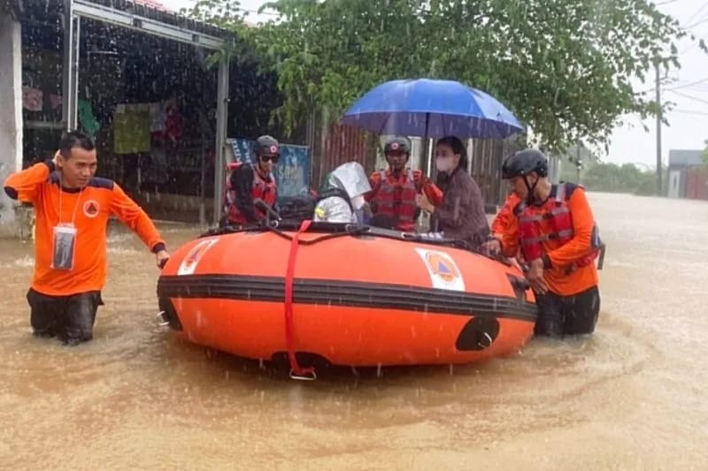 Personil BPBD Kota Makassar mengevakuasi korban dengan perahu karet saat banjir di kawasan Perumnas Antang, Kecamatan Manggala, Makassar, Sulawesi Selatan, Dabtu (24/12/2022). ANTARA/ HO/ Dokumentasi BPBD Makassar