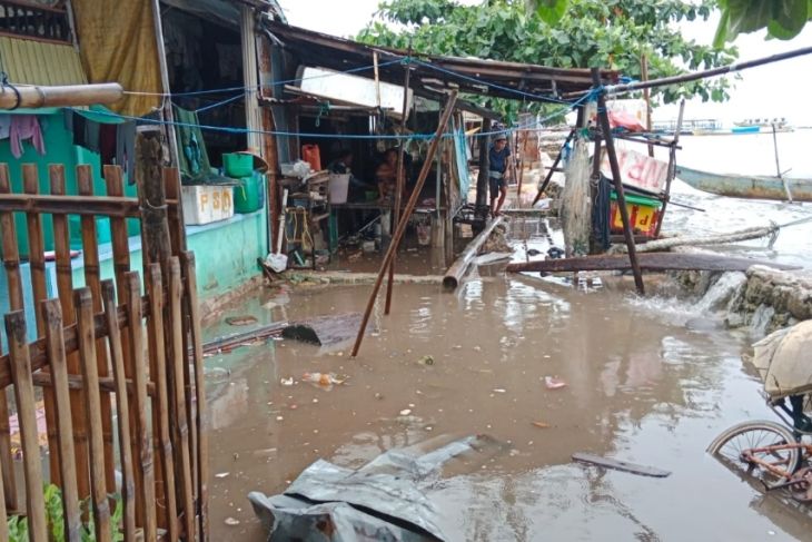 uasana air laut saat air pasang meluap ke jalan dan rumah warga di Pulau Kodingareng, Kecamatan Sangkarrang, Makassar, Sulawesi Selatan, Sabtu (24/12/2022). ANTARA/HO-warga Kodingareng Fikri.