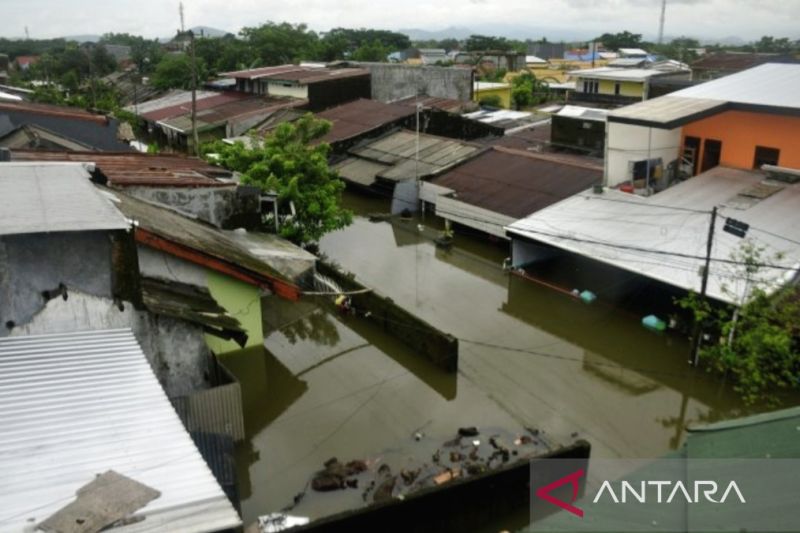 Kondisi rumah yang terendam banjir di Kecamatan Manggala, Makassar, Sulawesi Selatan, Minggu (25/12/2022). ANTARA FOTO/Abriawan Abhe/nym.