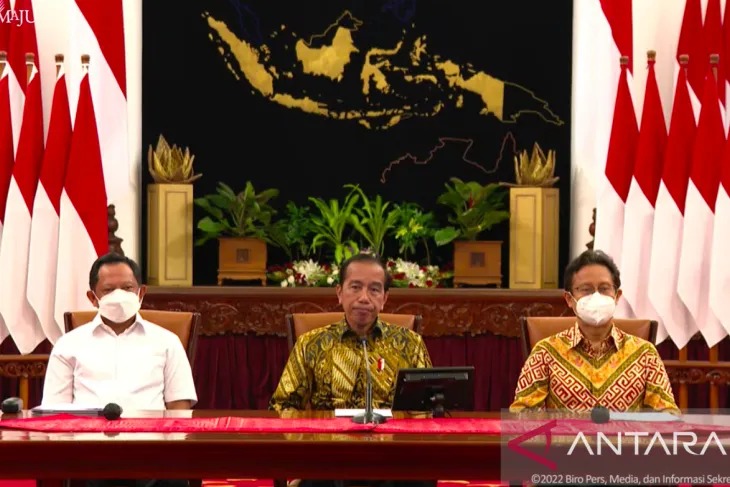 Tangkapan layar - Presiden Jokowi (tengah) di Istana Merdeka, Jakarta, Jumat (30/12). (ANTARA/Indra Arief)