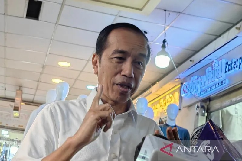 Presiden RI Joko Widodo di Pasar Tanah Abang, Jakarta, Senin (2/1/2023). (ANTARA/Gilang Galiartha)