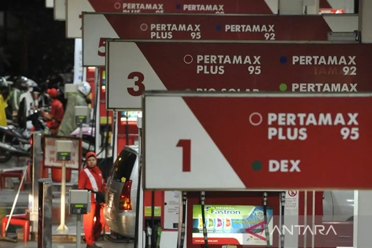Arsip foto - Sejumlah pemilik kendaraan mengisi bahan bakar minyak (BBM) Pertamax di SPBU Pertamina di kawasan Kuningan, Jakarta, Rabu (31/12/2014). ANTARA FOTO/Andika Wahyu/pd/aa. (ANTARA FOTO/ANDIKA WAHYU)