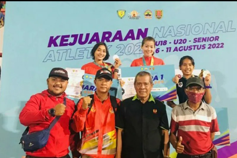 Atlet Sulsel Fitri (tengah atas) berfoto bersama usai pengalungan medali di Kejurnas junior senior 2022.ANTARA/HO-PASI Sulsel