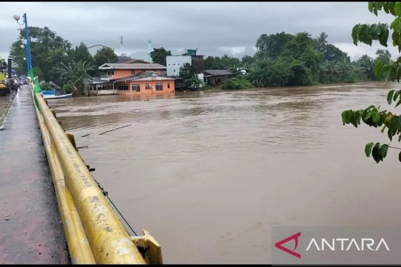 Kondisi air sungai di bawah jembatan Kabupaten Maros yang sudah hampir menyentuh landasan jembatan pada Kamis (5/1/2022). Antara/ Suriani Mappong