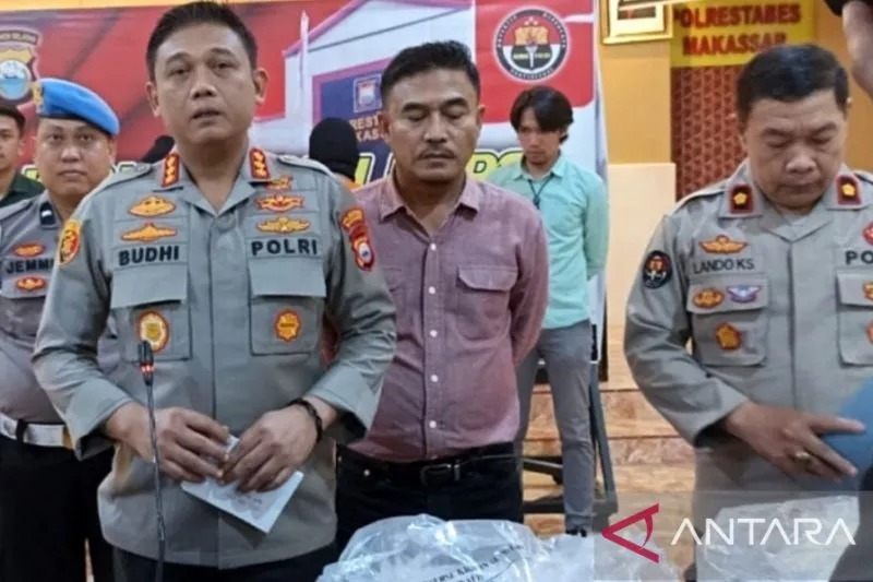 Kepala Polres Makassar, Komisaris Besar Polisi Budhi Haryanto (kiri), memaparkan proses penangkapan dua tersangka kasus pembunuhan anak di kantor Polrestabes Makassar, Sulawesi Selatan, Selasa (10/1/2023). ANTARA/Darwin Fatir