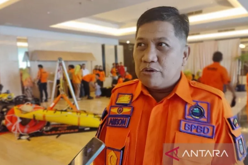 Kepala pelaksana BPBD Sulsel Amson Padolo menjawab pertanyaan wartawan usai menghadiri puncak HUT Basarnas ke-51 tahun di hotel Claro Makassar, Selasa (28/22023). Antara/ Darwin Fatir