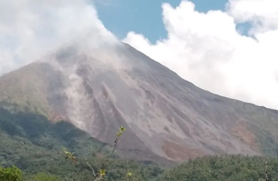 Guguran lava pijar Gunung APi Karangetang. Foto : Antara/HO-Pos PGA Karangetang