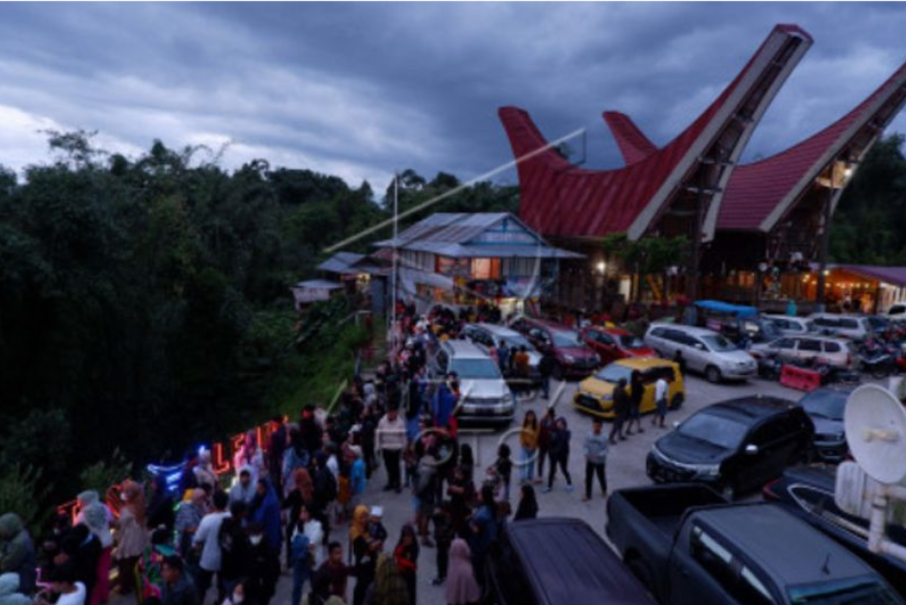 Sejumlah wisatawan menyaksikan matahari terbit dari puncak Kampung Lolai, Toraja Utara, Sulawesi Selatan, Selasa (3/01/23). Kawasan yang dikenal dengan sebutan negeri di atas awan tersebut saat ini menjadi salah satu tempat wisata favorit untuk mengisi li