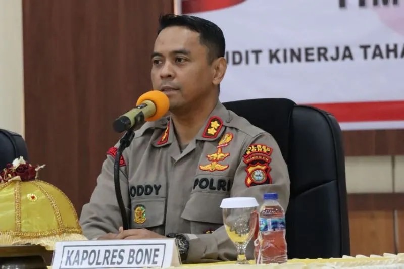 Makassar: AA, 38, anggota polisi di Polsek Patimpeng, diduga melakukan pelecehan seksual terhadap dua perempuan.  Kapolres Bone, Sulawesi Selatan, AKBP Arief Doddy Suryawan, menegaskan akan memberikan sanksi tegas jika oknum tersebut terbukti melakukan pe