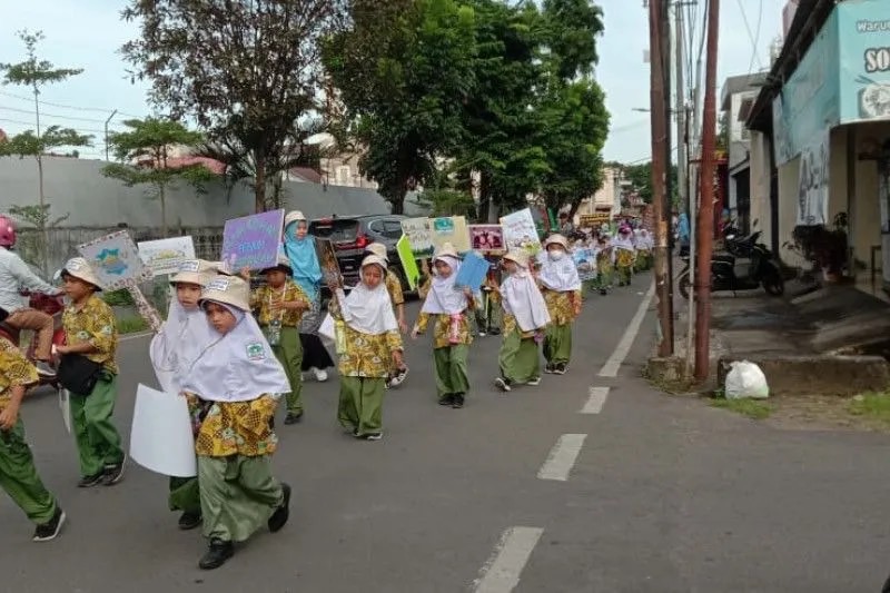 Suasana siswa-siswi SD - SMP IT Ikhtiar melakulan pawai menyambut bulan suci Ramadhan, sekaligus sosialisasi pentingnya menjaga kesehatan melalui puasa. Antara/HO-Ikhtiar