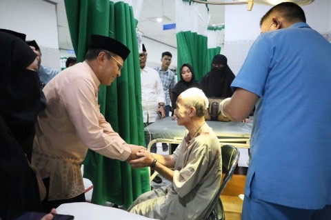 Wali Kota Makassar Moh Ramdhan Pomanto, saat mengunjungi korban robohnya kubah masjid, di Makassar, Sulawesi Selatan. Istimewa.