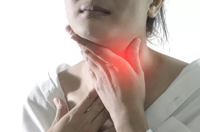 Ketika berpuasa, radang tenggorokan menjadi salah satu masalah kesehatan yang sering terjadi. (Foto: Halodoc)