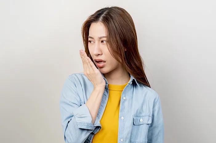 Bau mulut menjadi salah satu masalah yang kerap terjadi saat puasa. Foto: Halodoc
