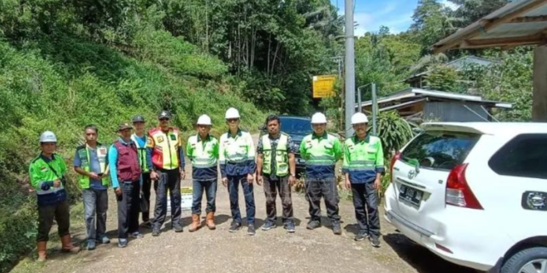 Gubernur Sulawesi Selatan (Sulsel) Andi Sudirman Sulaiman meninjau pembangunan jalan. Foto: Info sulawesi