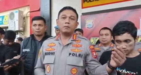 Kapolrestabes Makassar Kombes Budhi Haryanto, saat menjelaskan terkait pengendara yang menerobos rombongan Presiden Joko Widodo. Foto: Medcom