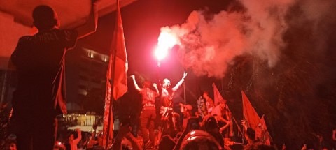 Ribuan supporter PSM Makassar tengah merayakan juara yang ditunggu selama 23 tahun, di Jalan AP Pettarani, Makassar, Sulawesi Selatan. Medcom.id/Muhammad Syawaluddin.