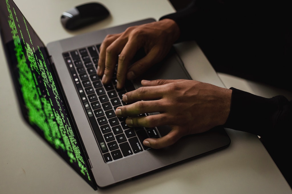 ilustrasi aktivitas membobol data. Foto: Pexels