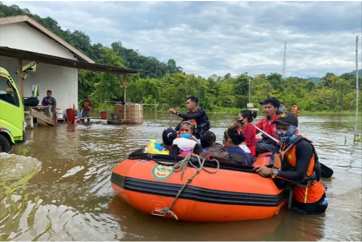 Tim SAR mengevakuasi warga dari lingkungan permukiman yang terdampak banjir di Desa Tompira, Kabupaten Morowali Utara. Foto: ANTARA