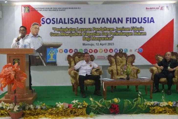 Kemenkumham Provinsi Sulbar melakukan sosialisasi layanan fidusia di Mamuju, Rabu (12/4/2023) Foto: ANTARA