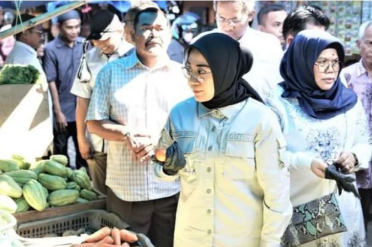 Bupati Kabupaten Mamuju, Sutinah Suhardi di Mamuju, Sabtu, mengatakan, pemerintah di Mamuju telah melakukan pemantauan jelang lebaran di pasaran kota Mamuju, Sabtu (15/4/2023). Foto: ANTARA