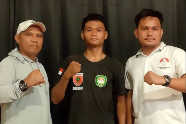 Kanan ke kiri- Ketua Pertina Sulsel Harpen Ali, petinju Yoshua Masihor dan pelatih Sulsel Dufri Masihor berfoto bersama jelang keberangkatan ke kejuaraan dunia di Uzbekistan.ANTARA/Abd Kadiran. Foto: ANTARA