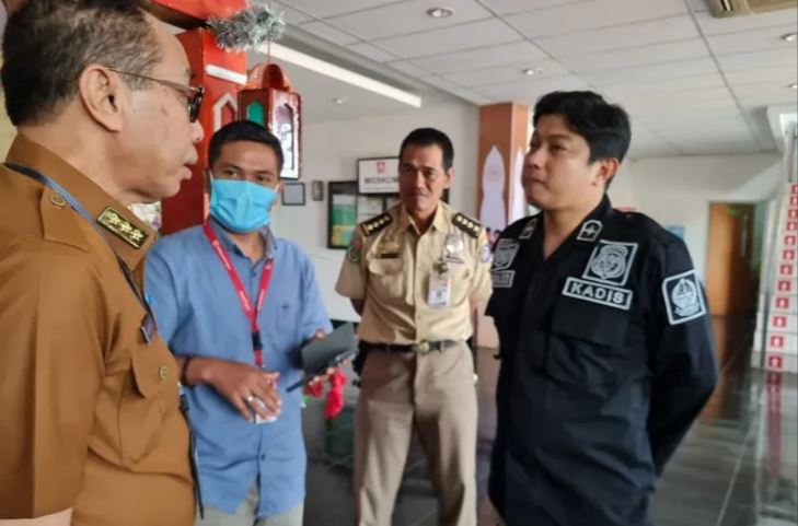 Kepala Dinas Ketenagakerjaan Pemprov Sulsel Ardiles Saggaf (kanan) melalukan sidak ke peruahaaan pastikan pembayaran THR sesuai aturan di Makassar, Selasa,(18/4/2023). Foto: ANTARA