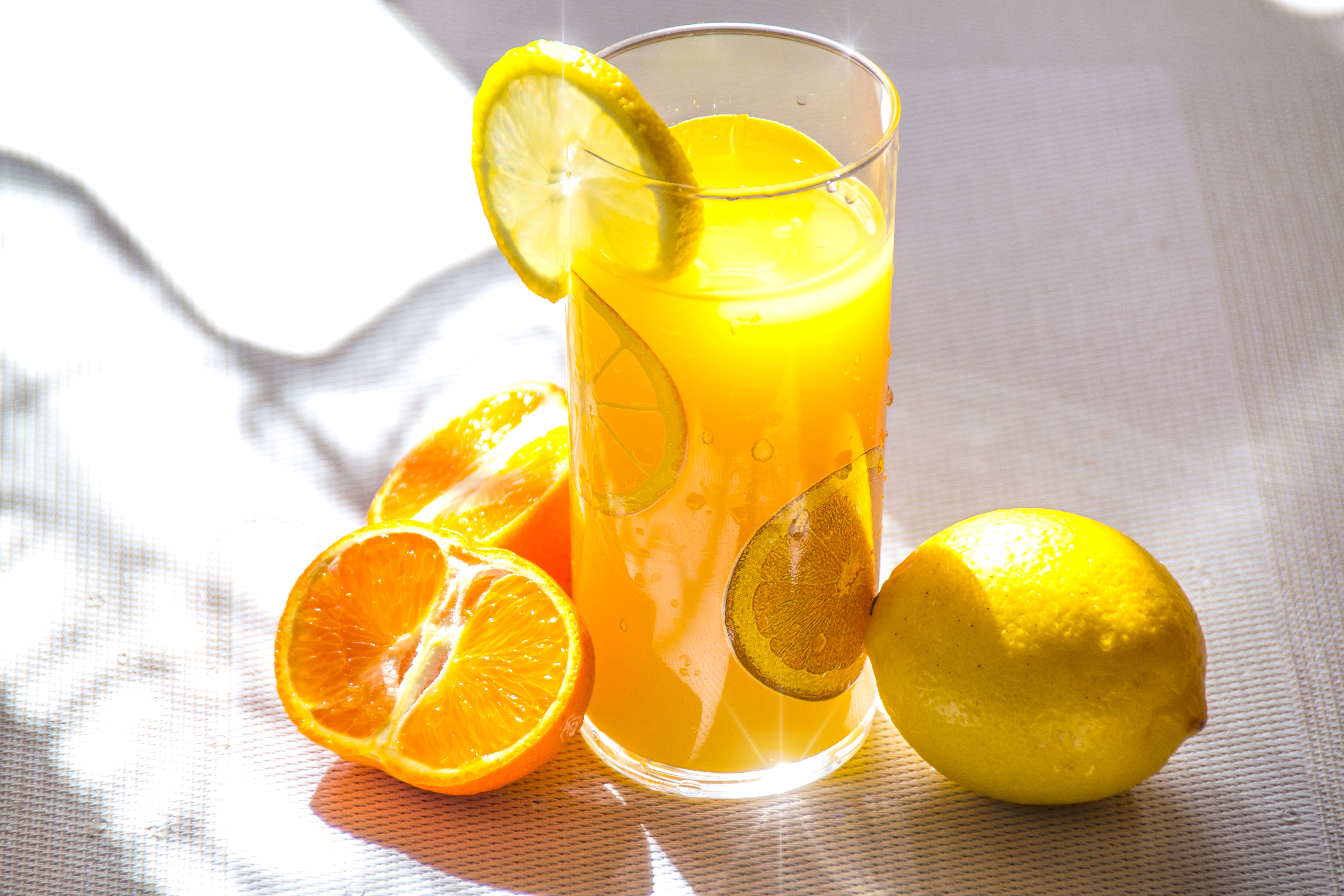 Jus lemon, salah satu jus terbaik untuk mengatasi sembelit. Foto: Pexels