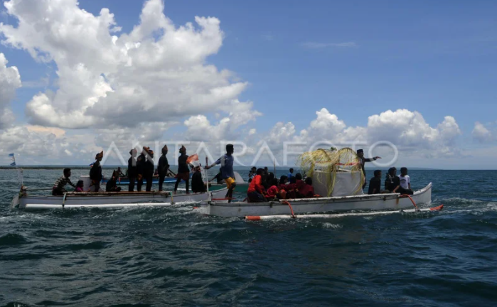 RITUAL NELAYAN. Sejumlah nelayan membawa sesaji untuk di buang ke laut di Pantai Kalumeme, Kabupaten Bulukumba, Sulawesi Selatan