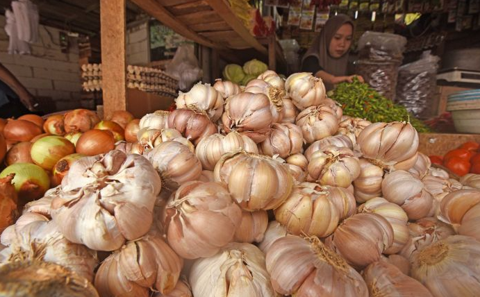 ANTARA FOTO/Asep Fathulrahman Pedagang sayur menunggu pembeli di Pasar Induk Rau Kota Serang, Banten, Jumat (2/6/2023)