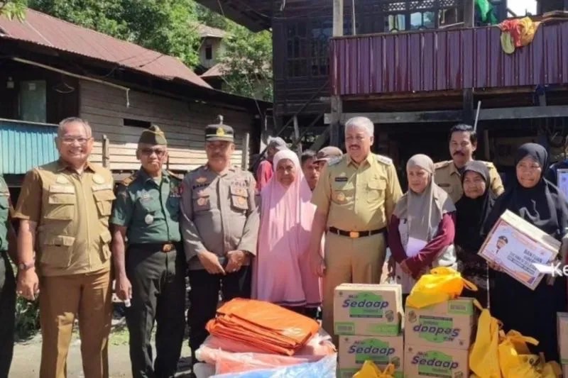 Bupati Pinrang Andi Irwan Hamid menyalurkan bantuan dari Pemerintah Provinsi Sulawesi Selatan kepada warga yang terdampak angin kencang di Kabupaten Pinrang. (ANTARA/HO-BPBD Sulsel)