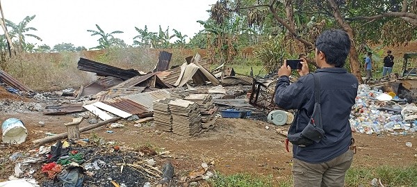 Makassar: Rumah Sahiruddin, 36, terduga pelaku penikaman di Kota Makassar, Sulawesi Selatan, dibakar warga hingga hangus. FOTO: Medcom